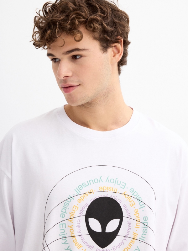 T-shirt com print Aliens branco vista detalhe