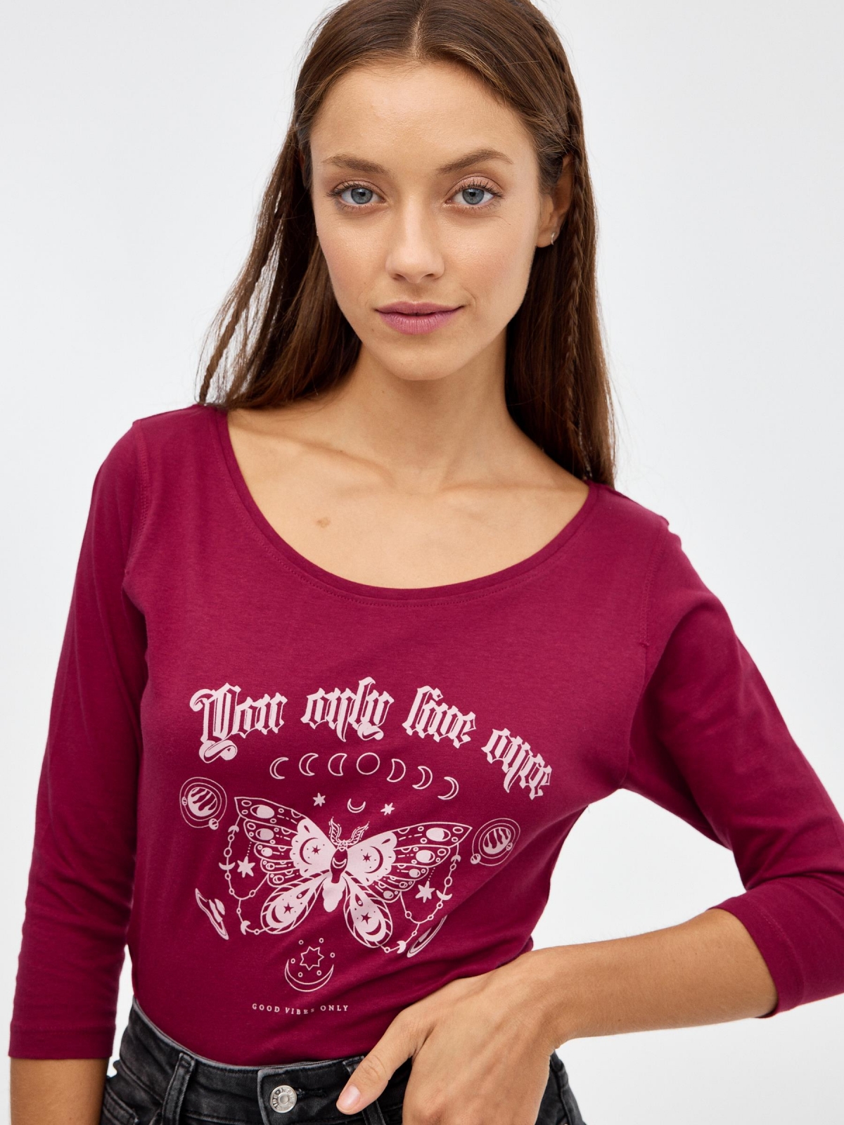 Butterfly print slim t-shirt garnet detail view