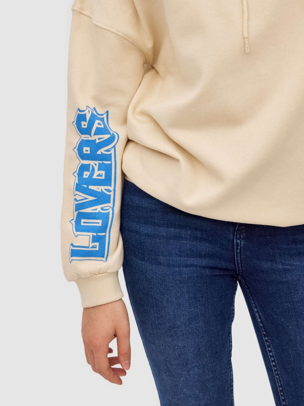 Sudadera oversized Lovers arena vista detalle