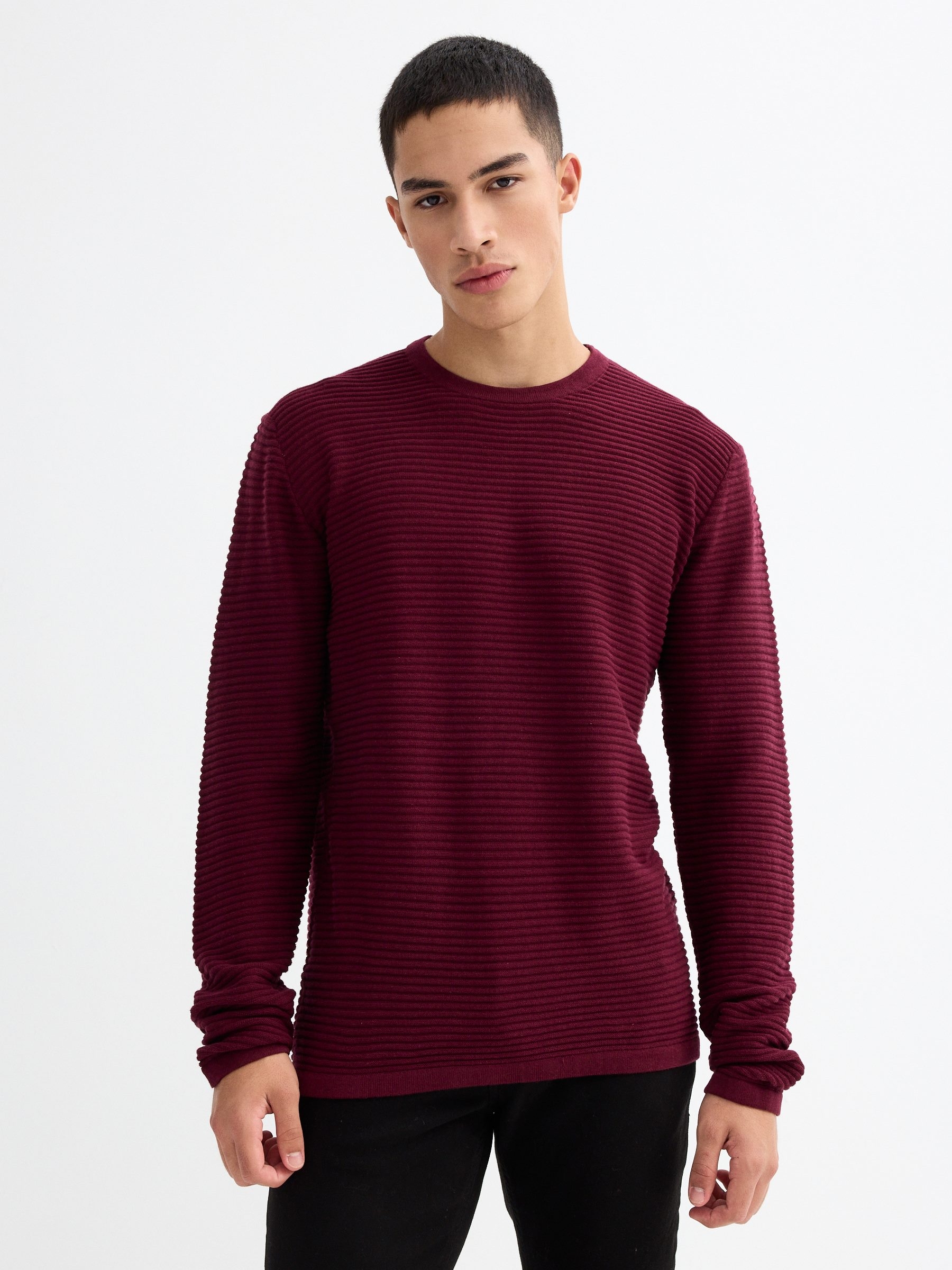 Basic ribbed sweater burgundy middle front view