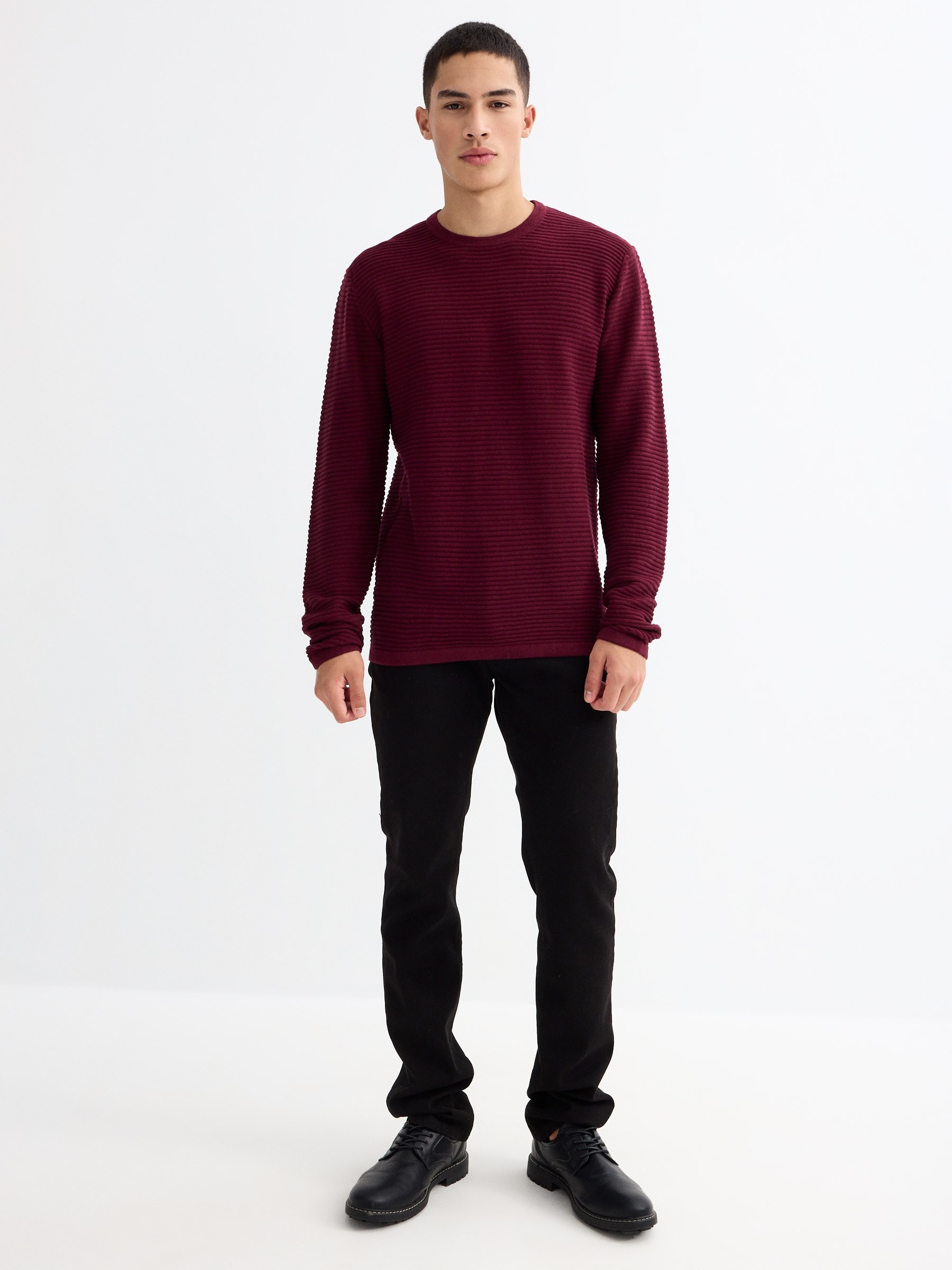 Basic ribbed sweater burgundy middle front view