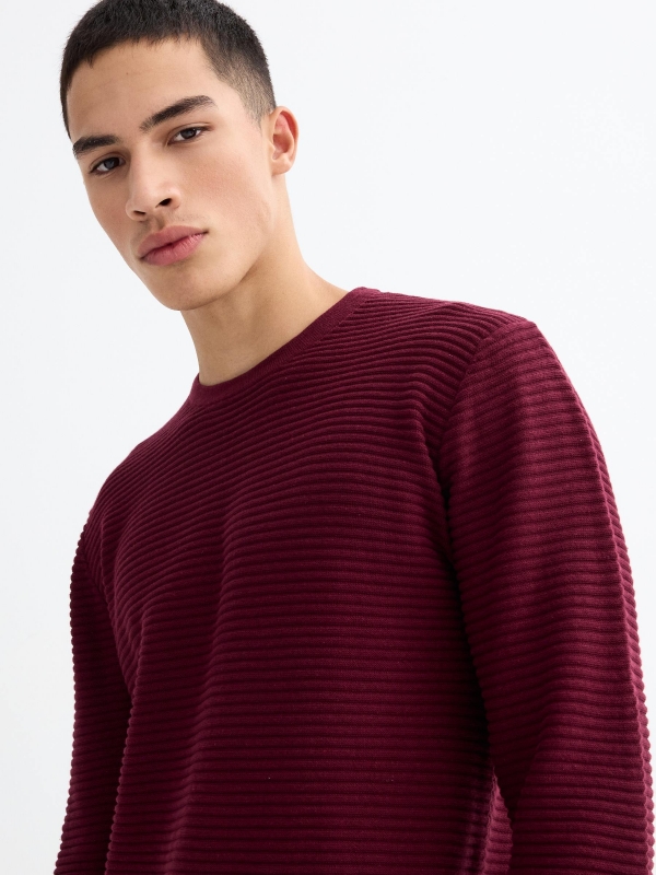 Camisola básica com nervuras borgonha vista detalhe