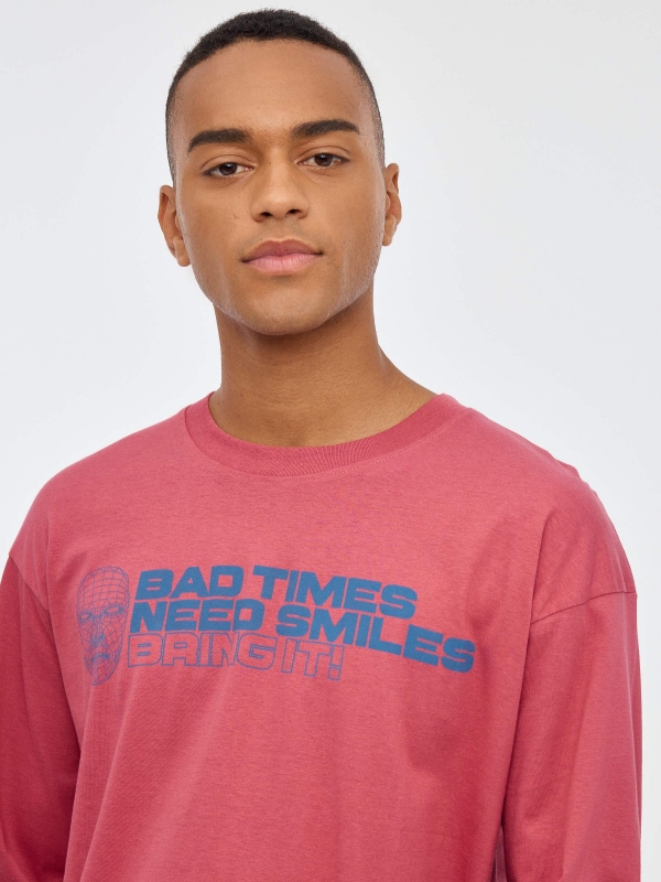 T-shirt Bad Times vermelho vista detalhe