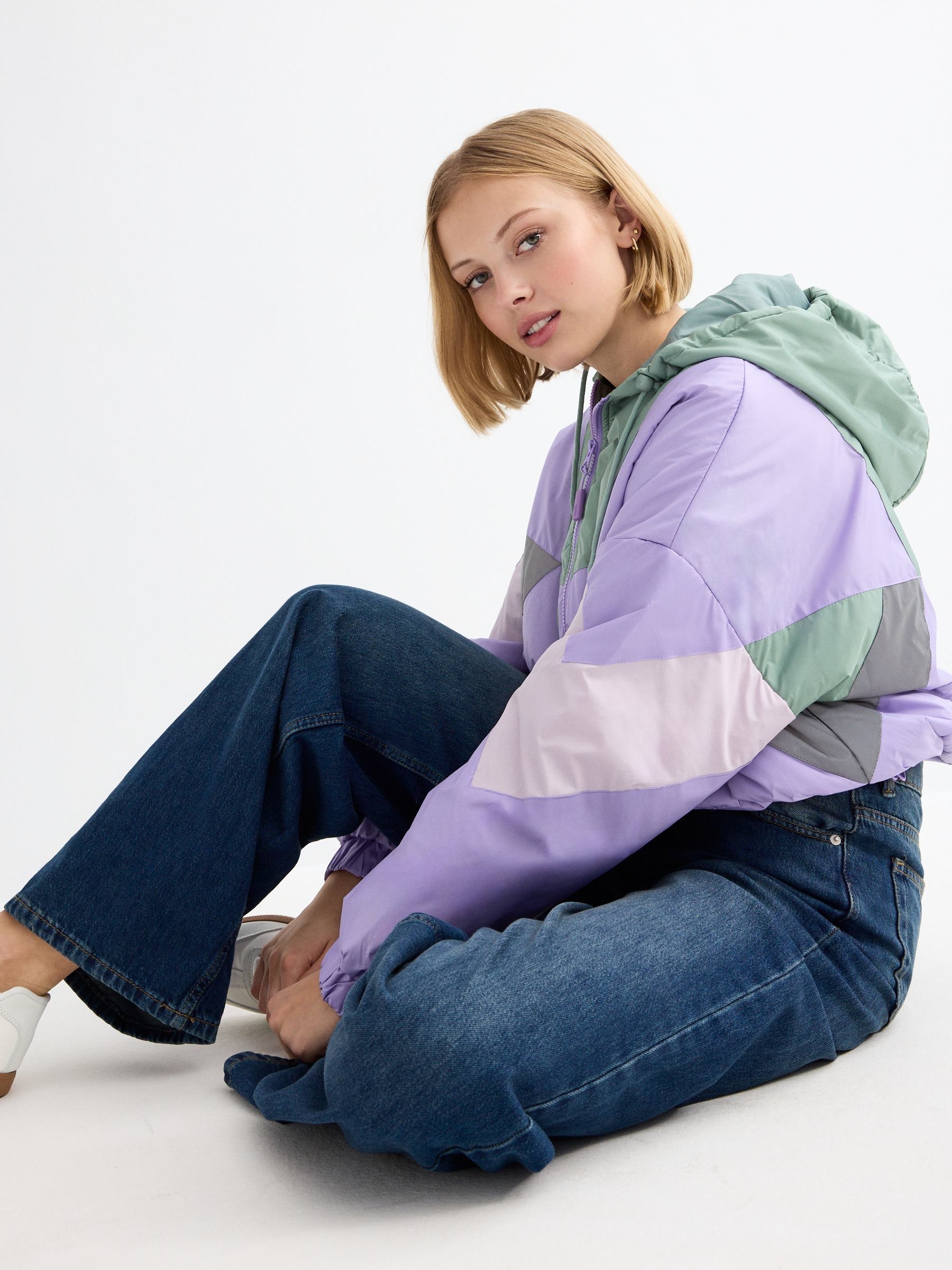 Casaco de nylon com bloco de cor púrpura malva vista meia frontal