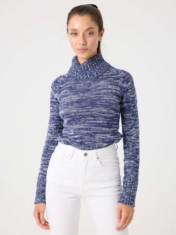 Camisola de gola alta em malha polar azul vista meia frontal