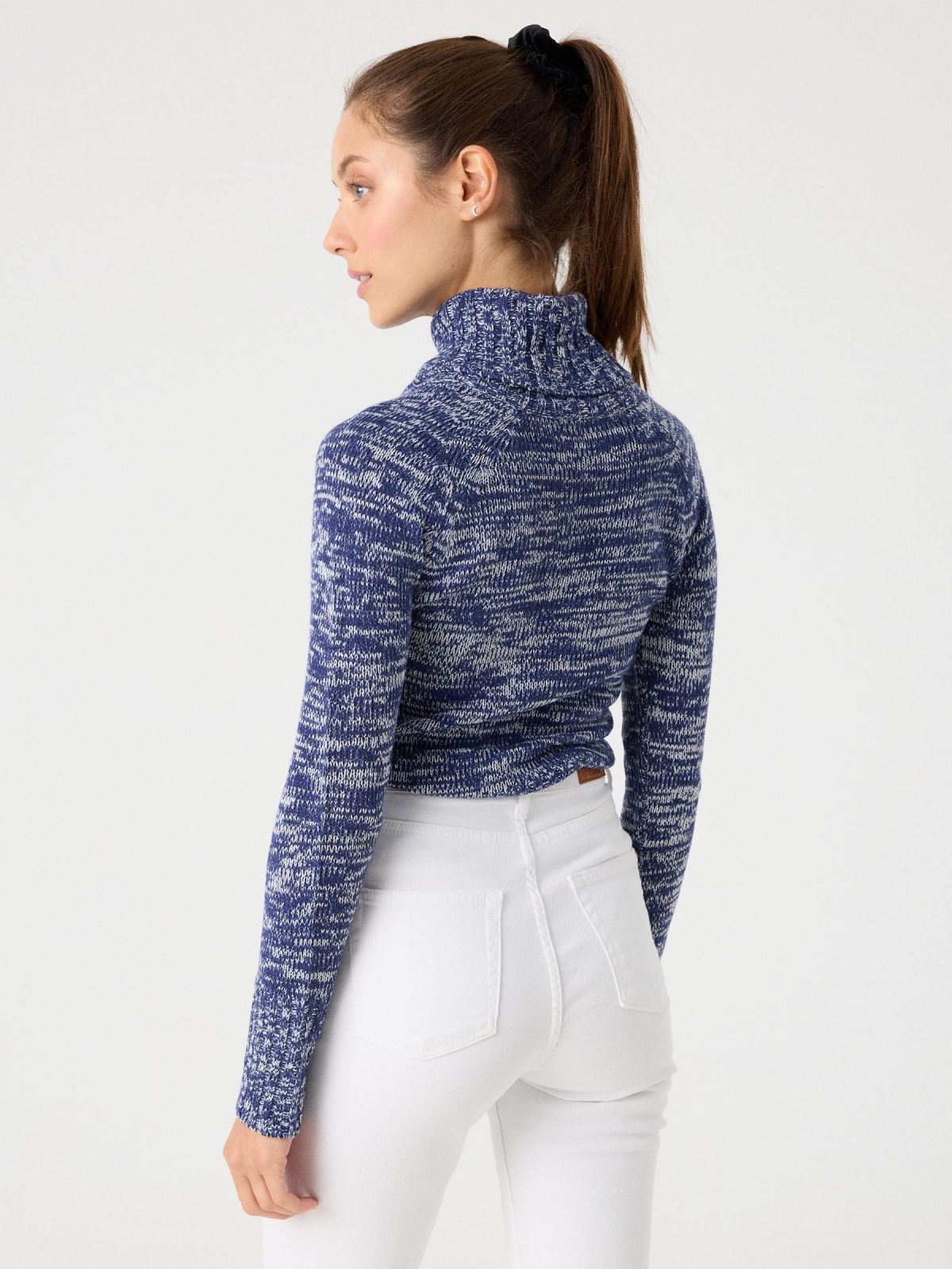 Camisola de gola alta em malha polar azul vista meia traseira