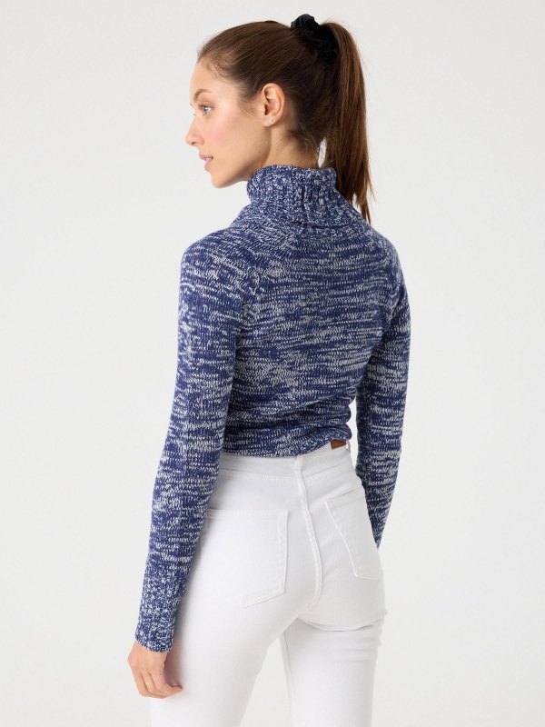 Camisola de gola alta em malha polar azul vista meia traseira