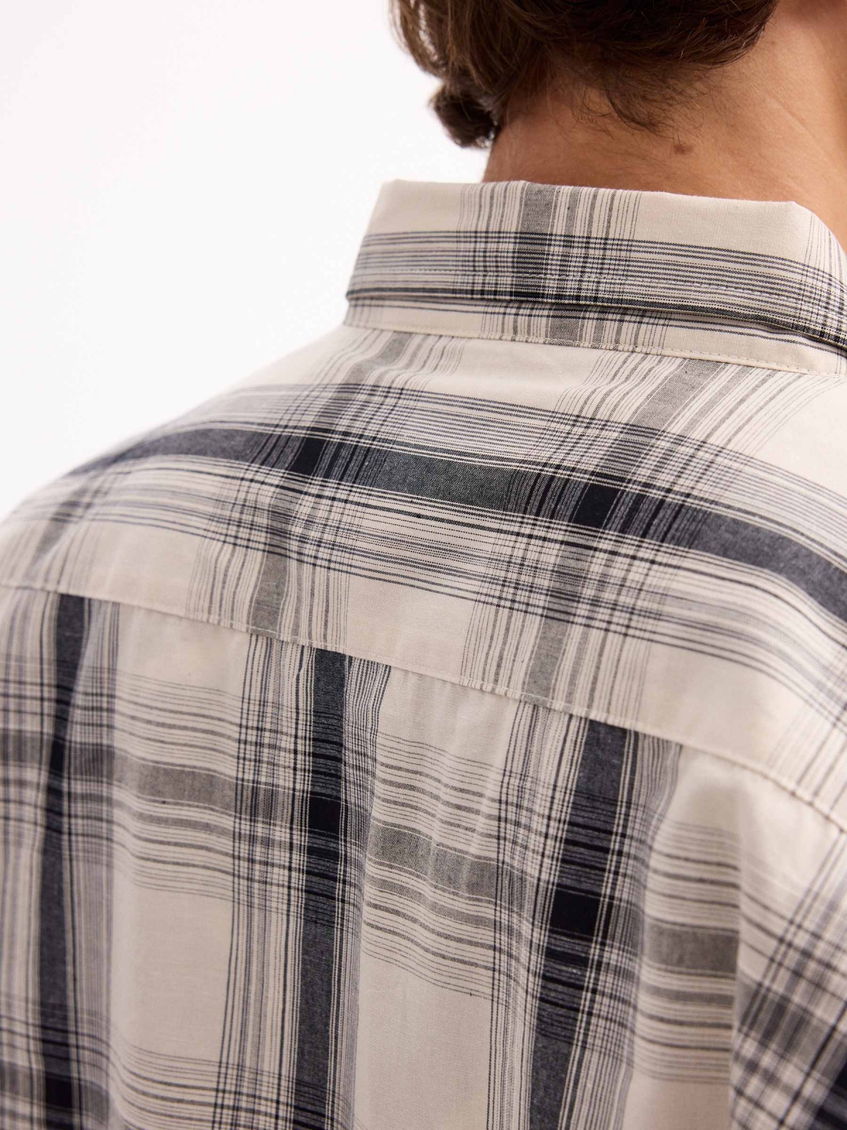 Camisa xadrez com bolso bege vista detalhe