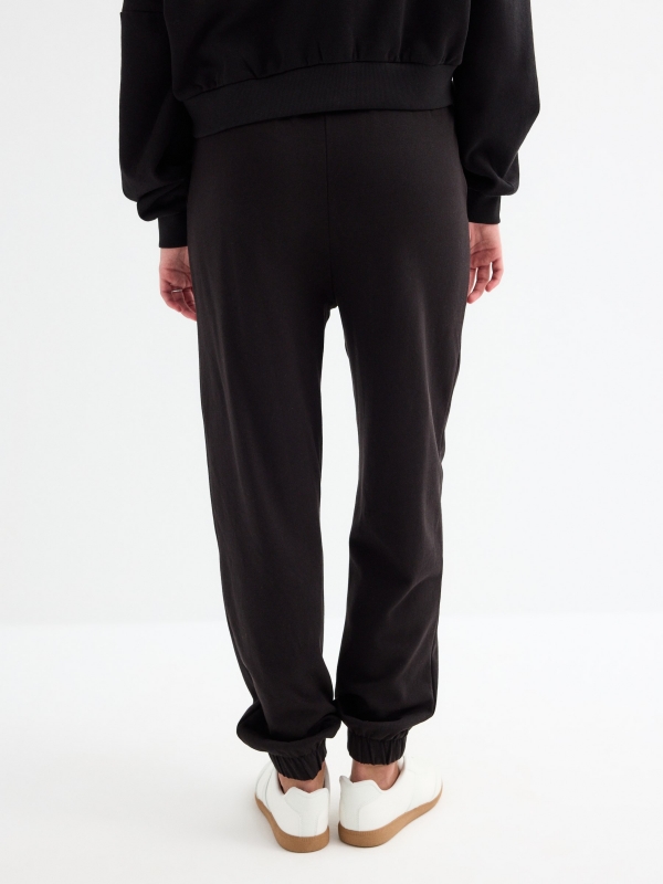 Pantalón jogger Club negro vista media trasera