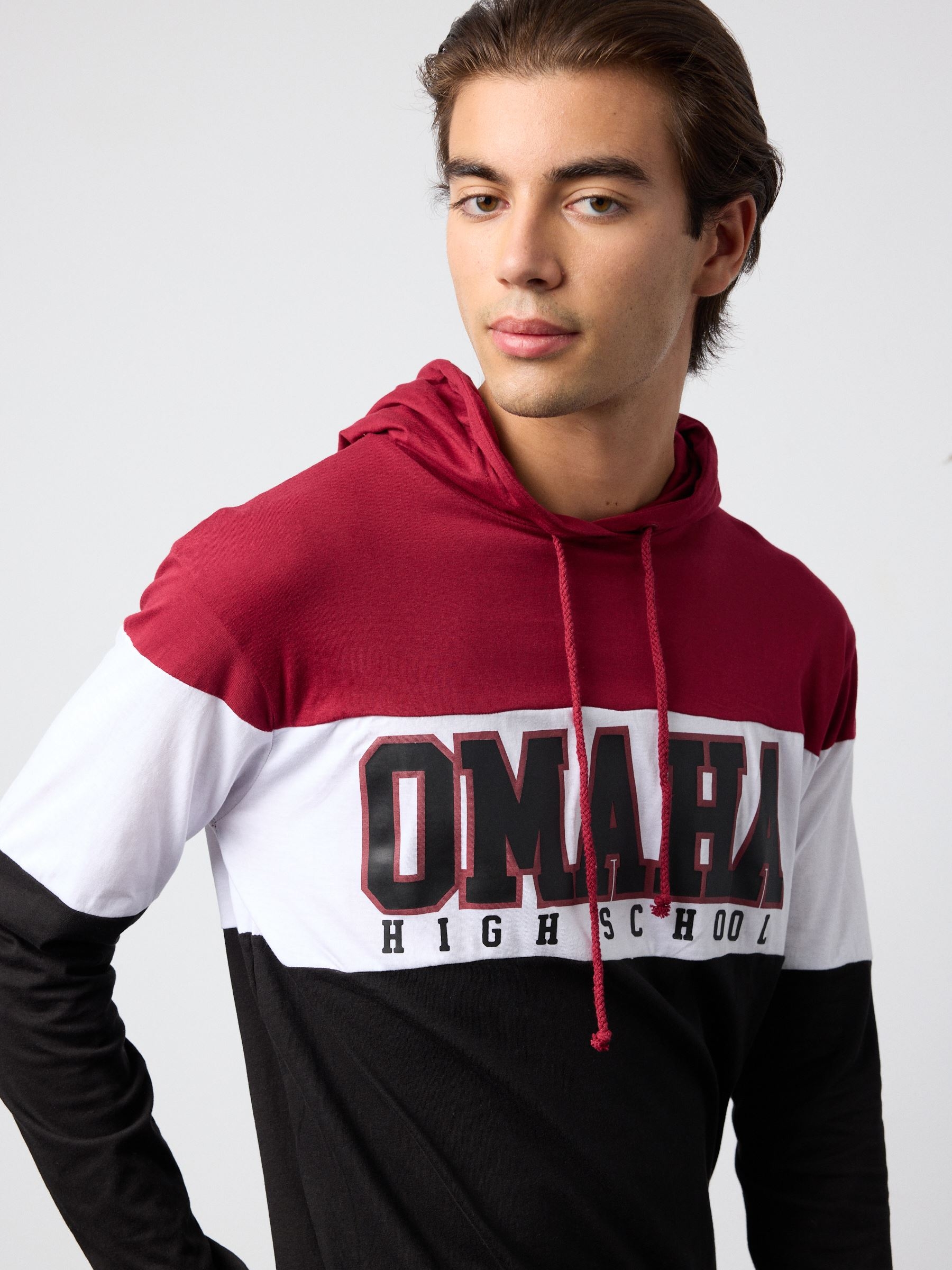 T-shirt com capuz OMAHA preto vista meia frontal