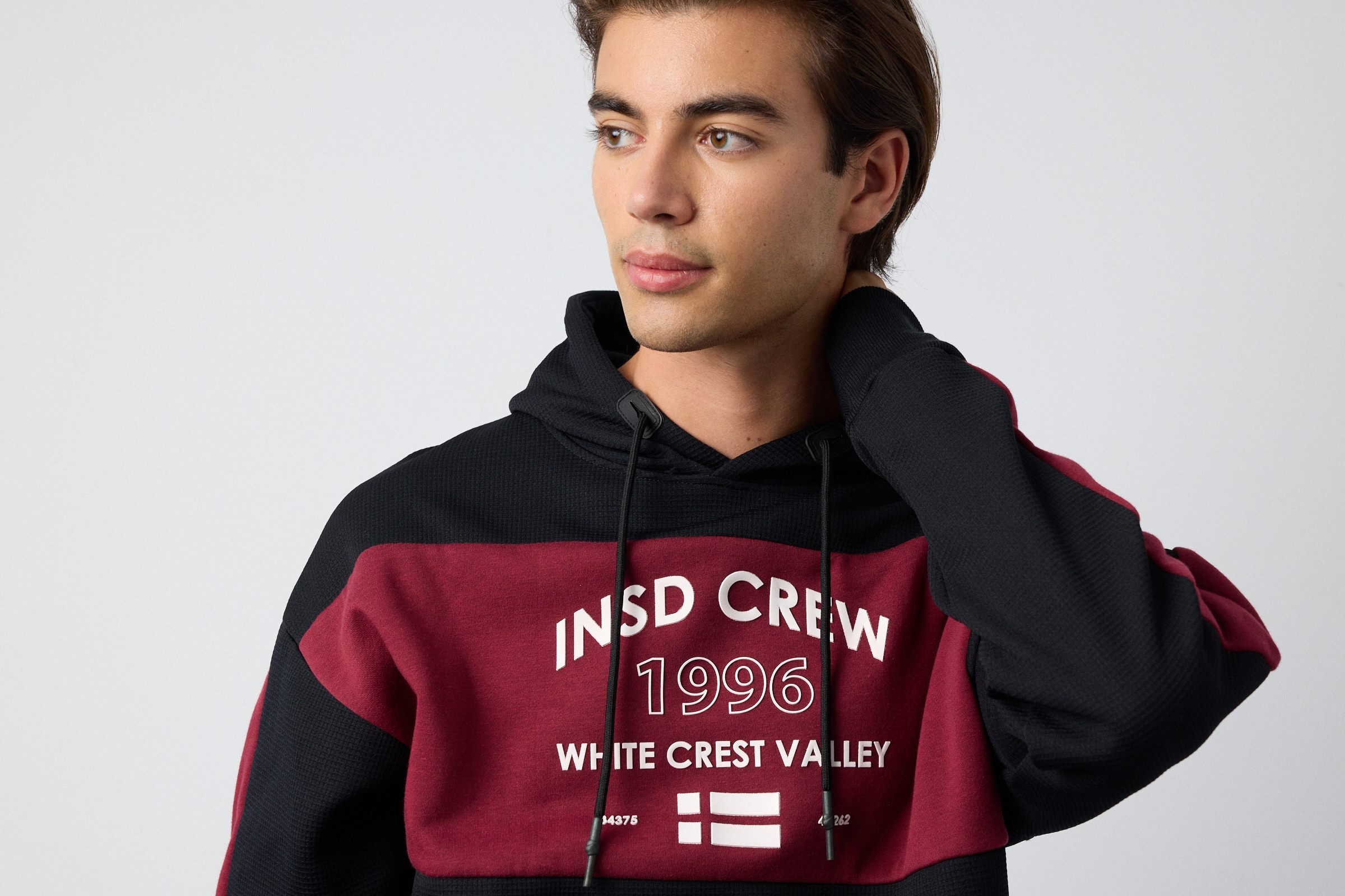 Camisola com blocos de cores INSD CREW preto vista meia frontal