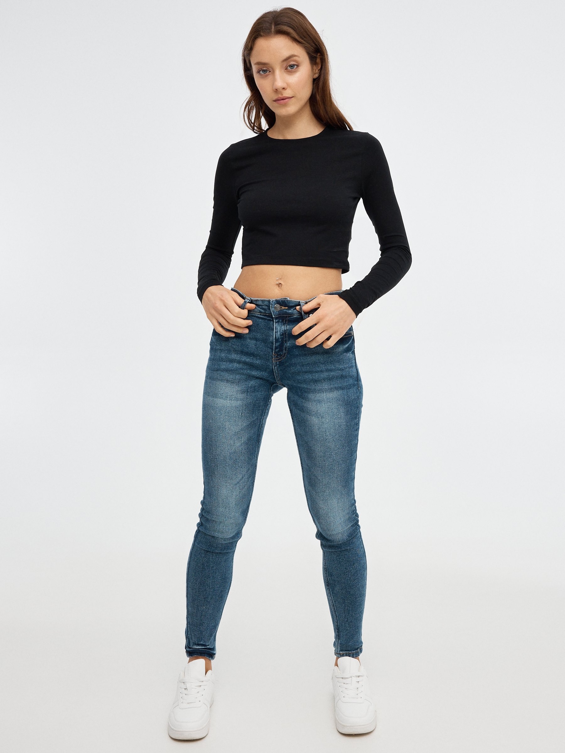 Camiseta crop cut out espalda negro vista media frontal