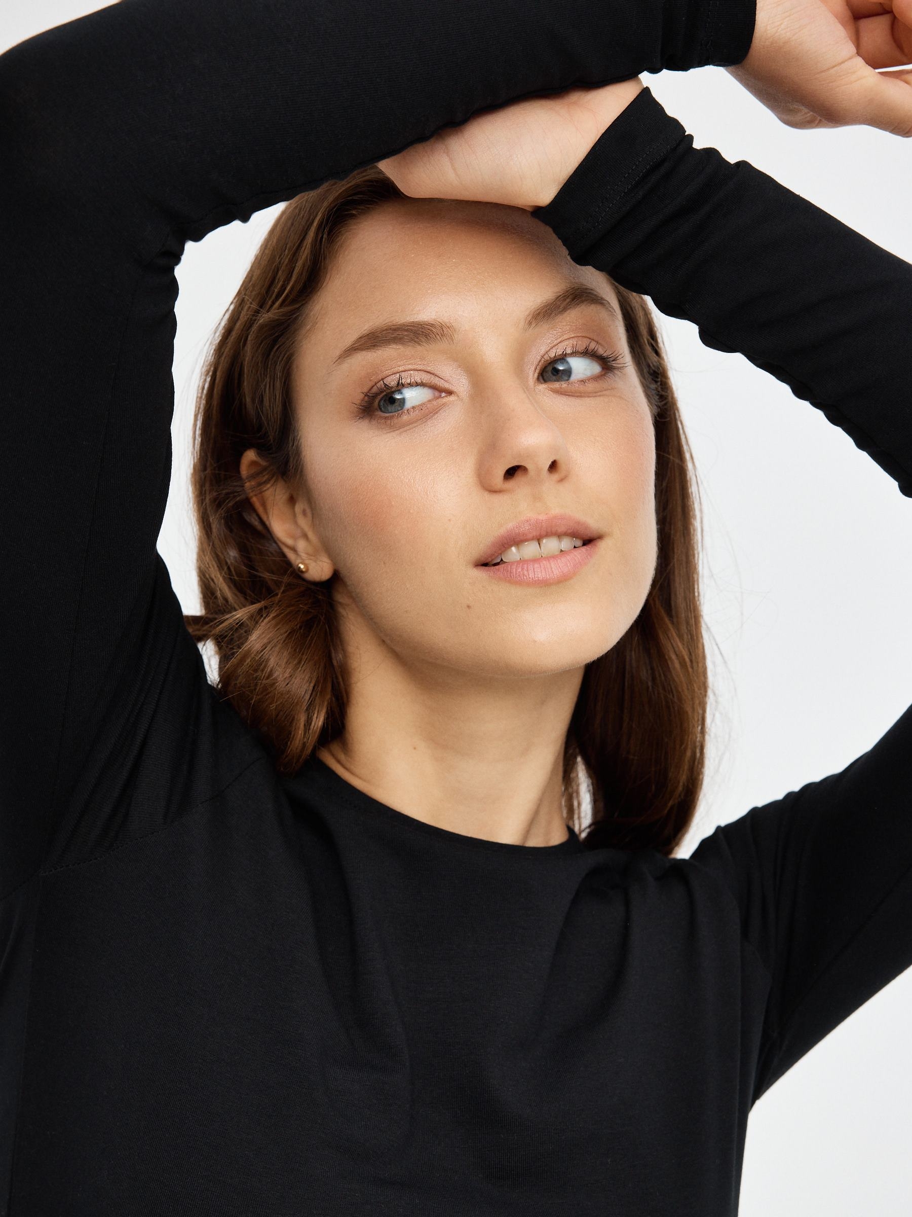 Camiseta crop cut out espalda negro vista media frontal