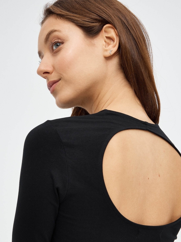 Camiseta crop cut out espalda negro vista detalle