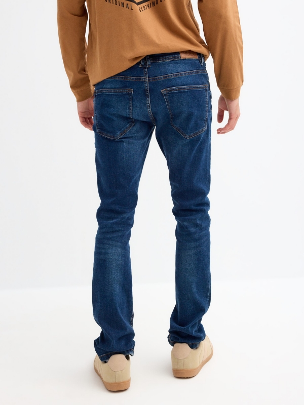 Jeans slim denim oscuro azul vista media trasera