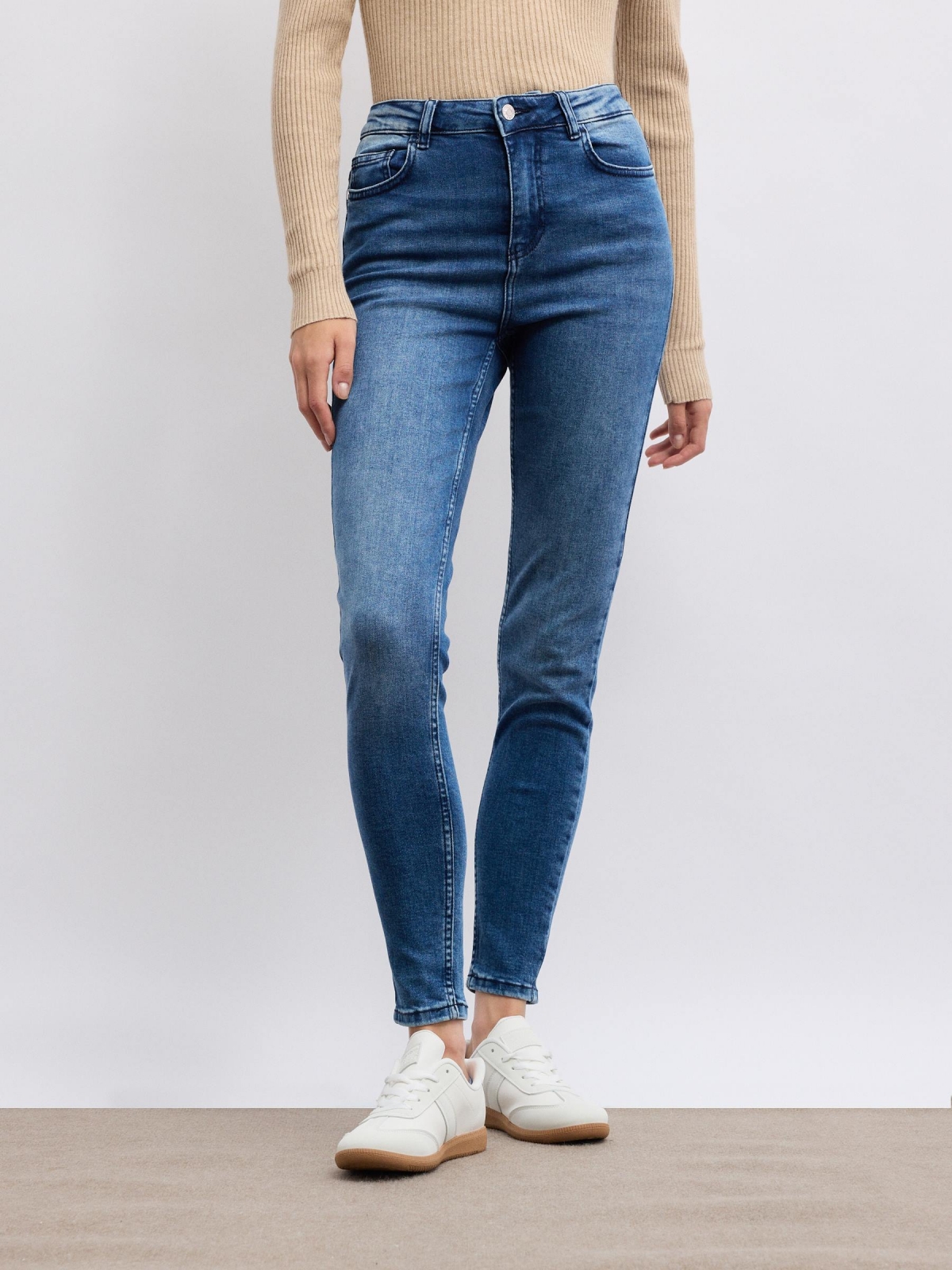 Basic mid-rise skinny jeans blue middle front view