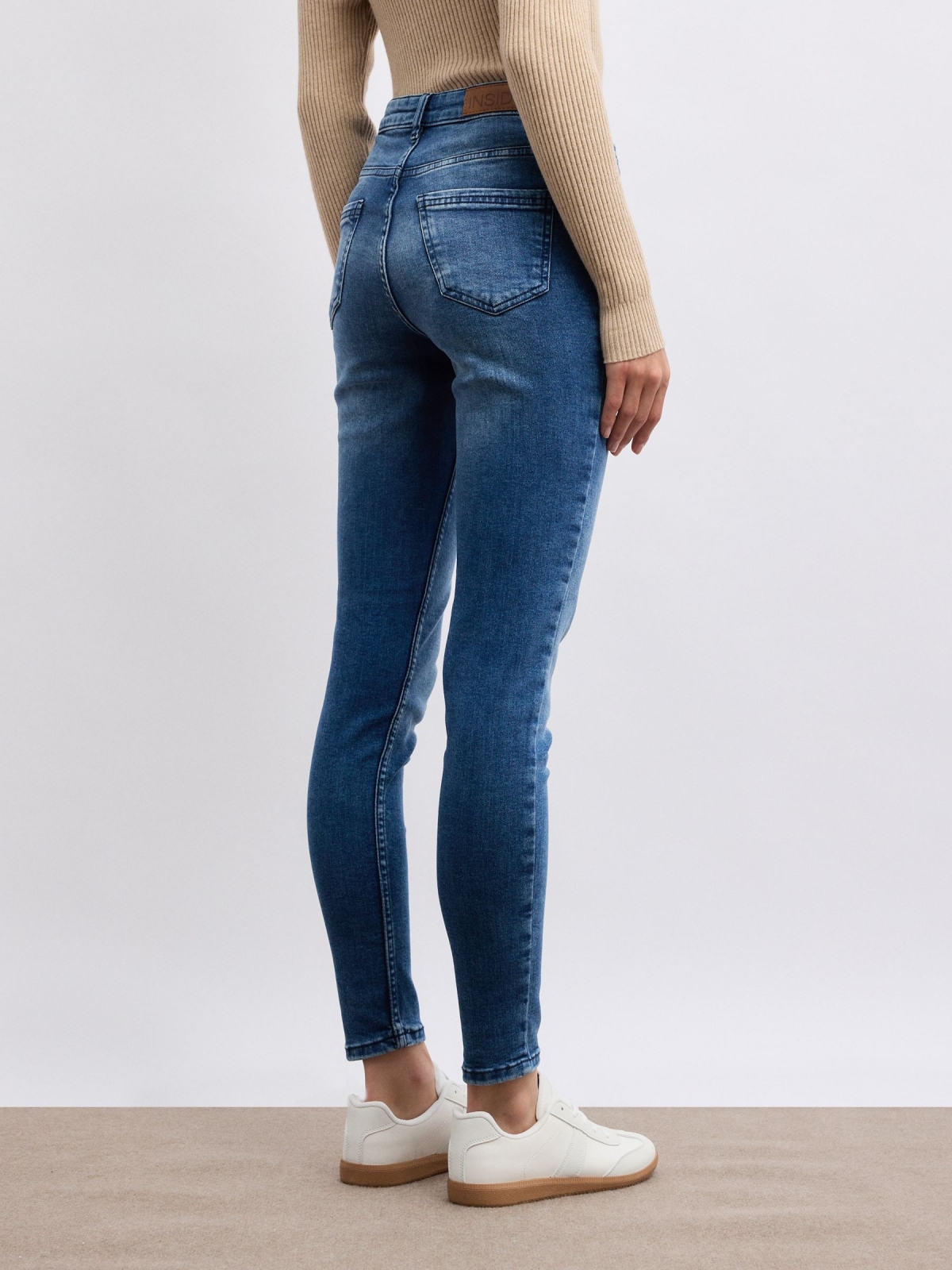 Jeans skinny básicos de tiro medio azul vista media trasera