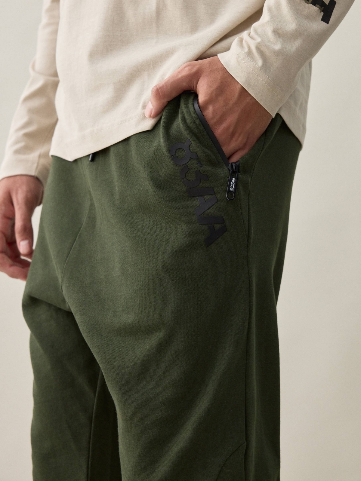 Pantalón jogger Attitude kaki vista detalle