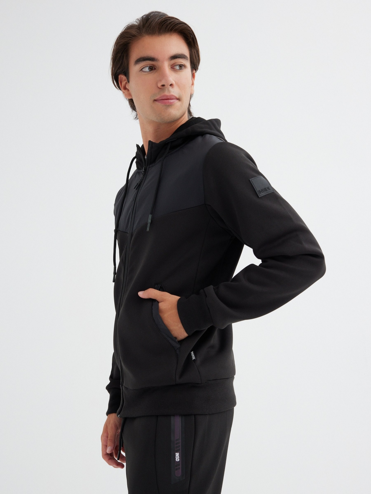 Sweatshirt básica com fecho de correr preto vista detalhe