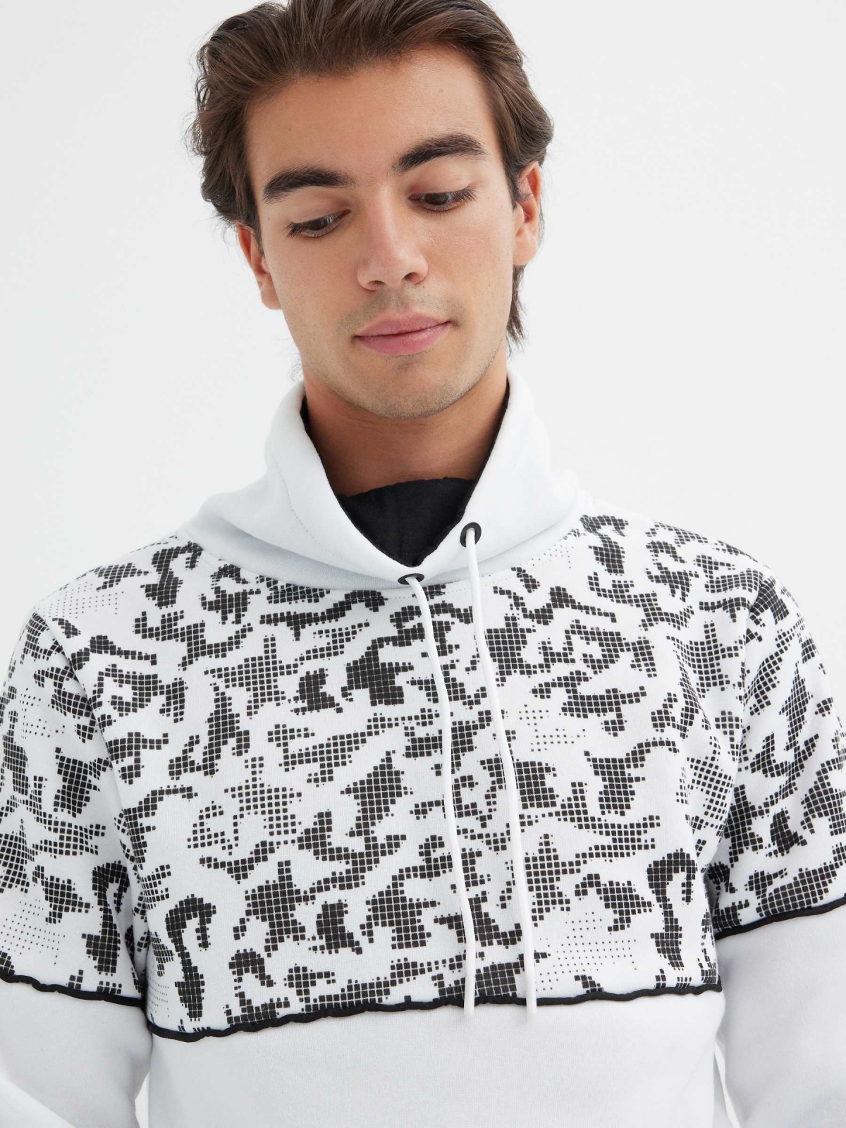 Sudadera print cuello fluido blanco vista detalle