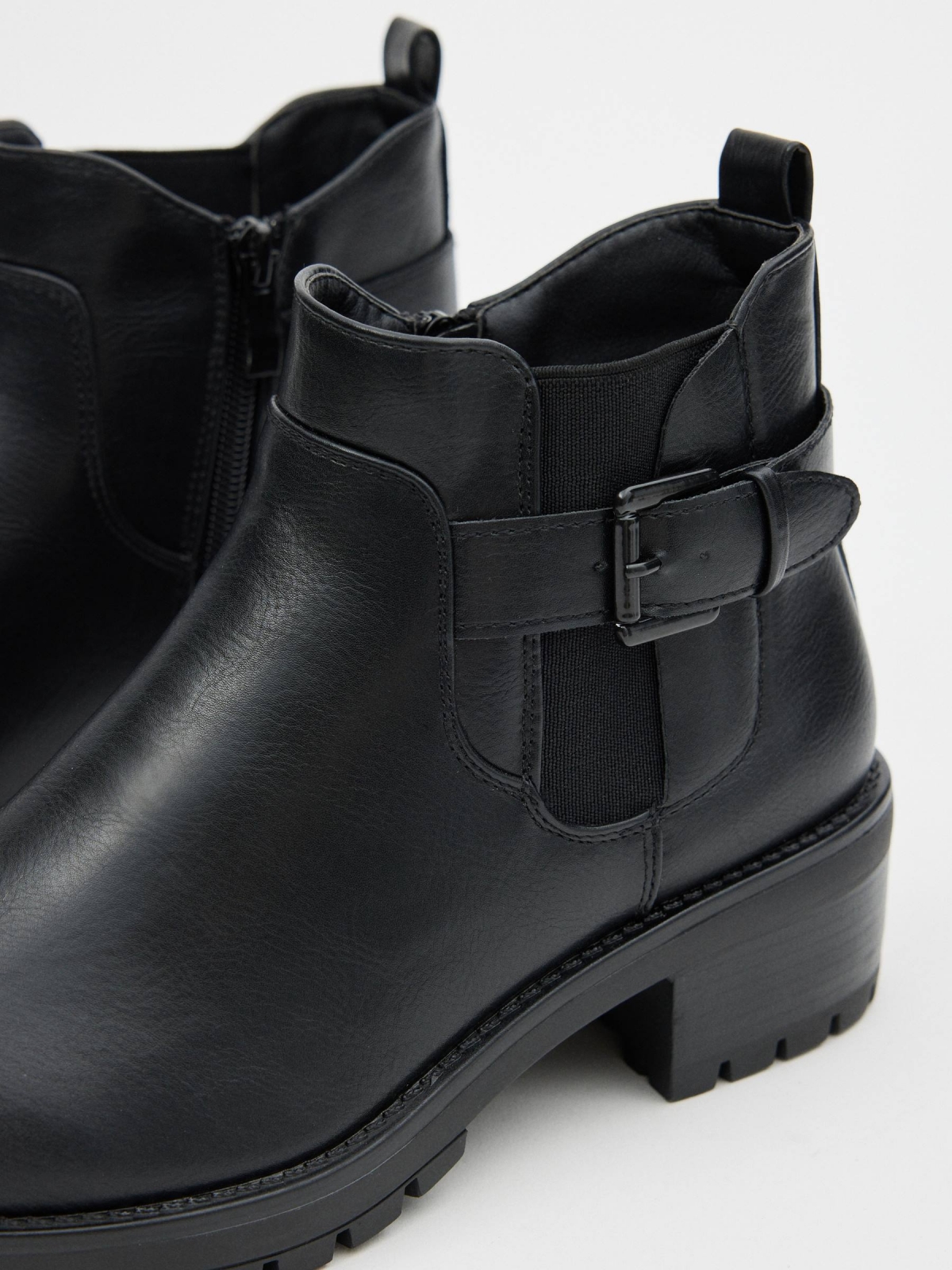 Botins com fivela e elásticos preto vista detalhe