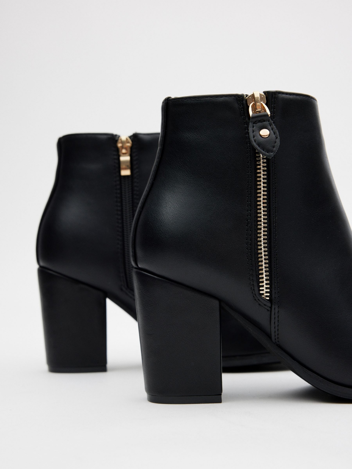 Botins com cremalheira preto vista detalhe