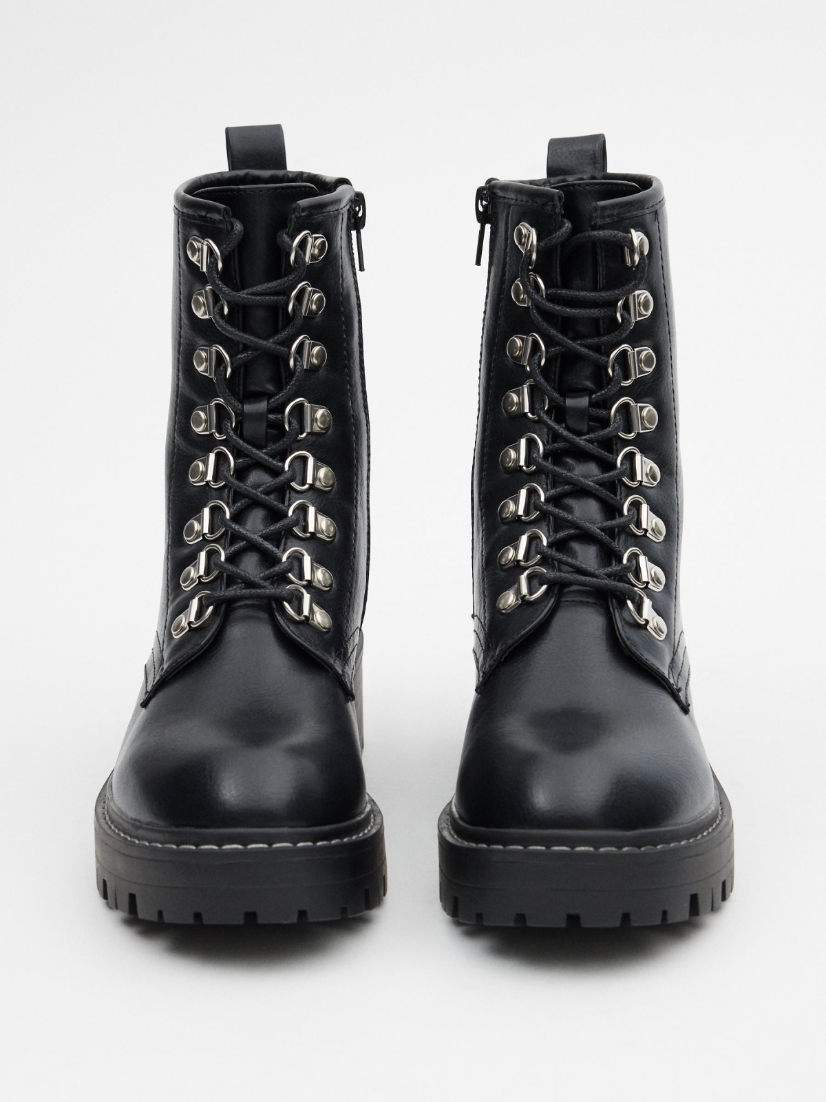 Botas com plataforma e cordões preto vista detalhe