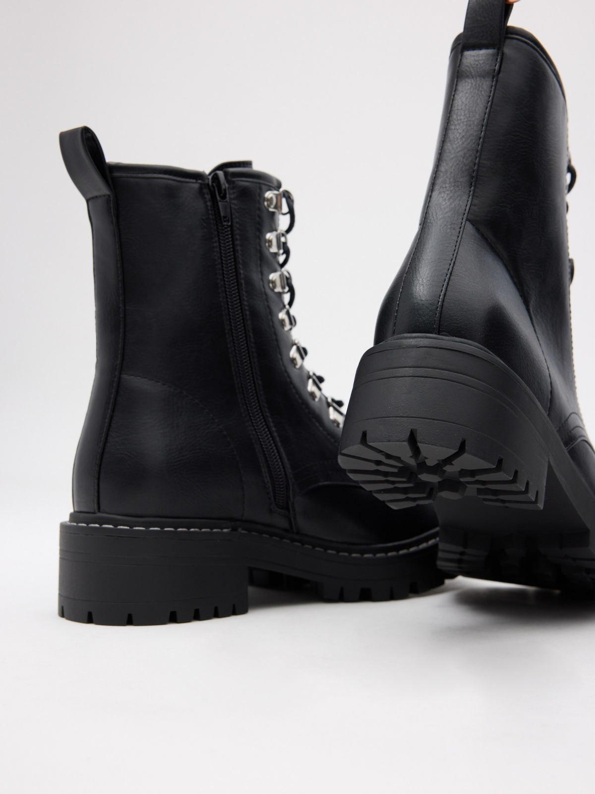 Botas com plataforma e cordões preto vista detalhe