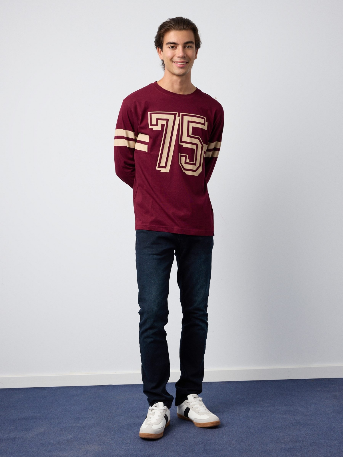 Graphic print T-shirt 75 burgundy front view