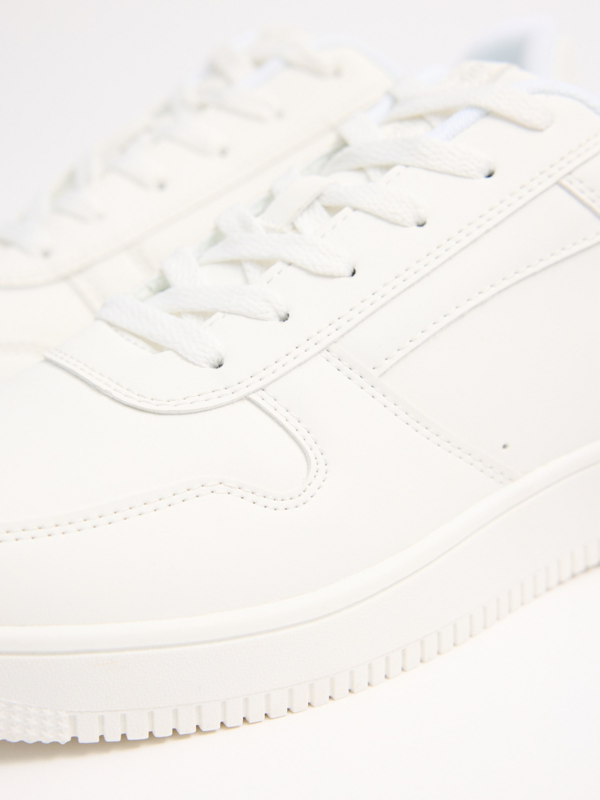 Basic casual combined sneaker white detail view