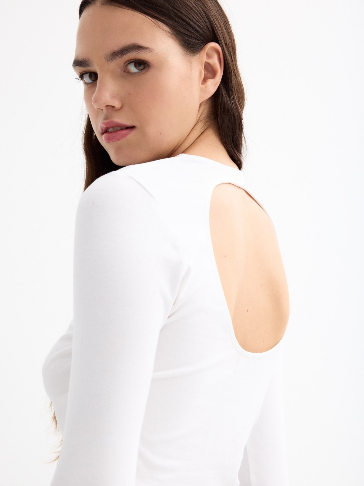 Camiseta crop cut out espalda blanco vista detalle