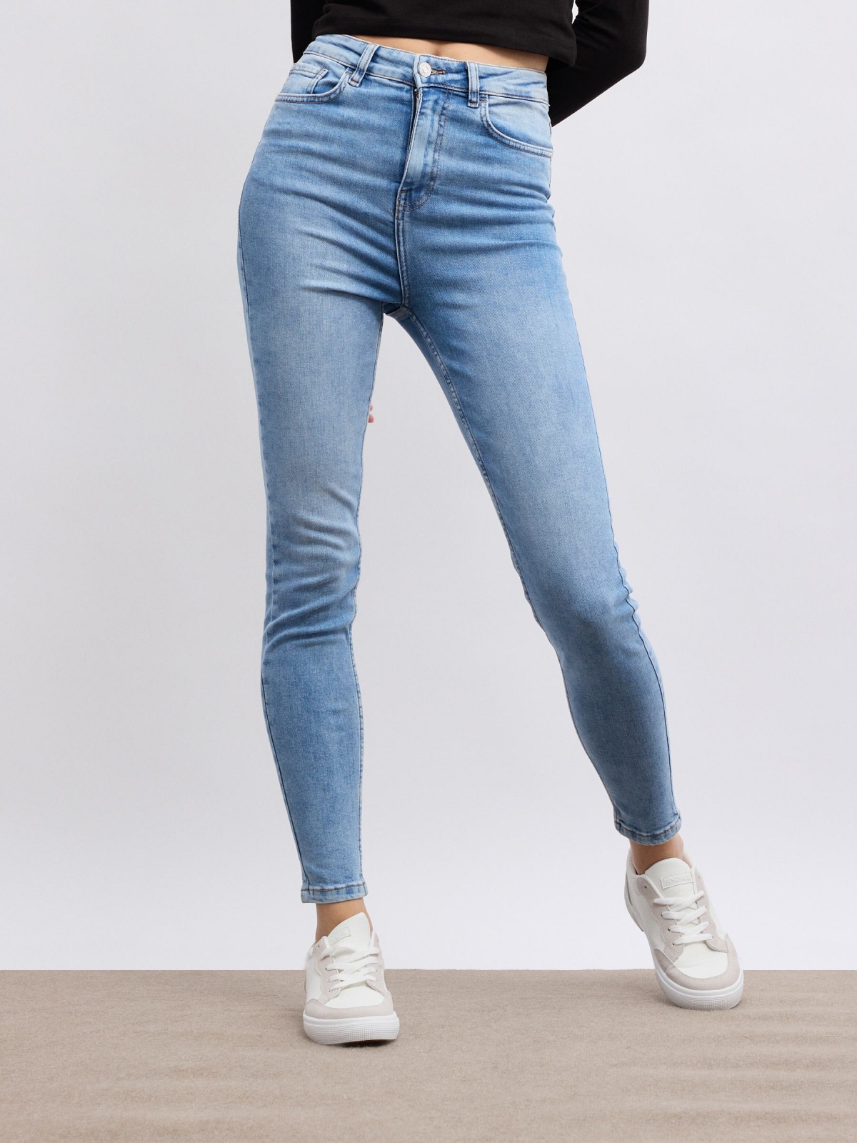 Jeans skinny de cintura subida azul vista meia frontal