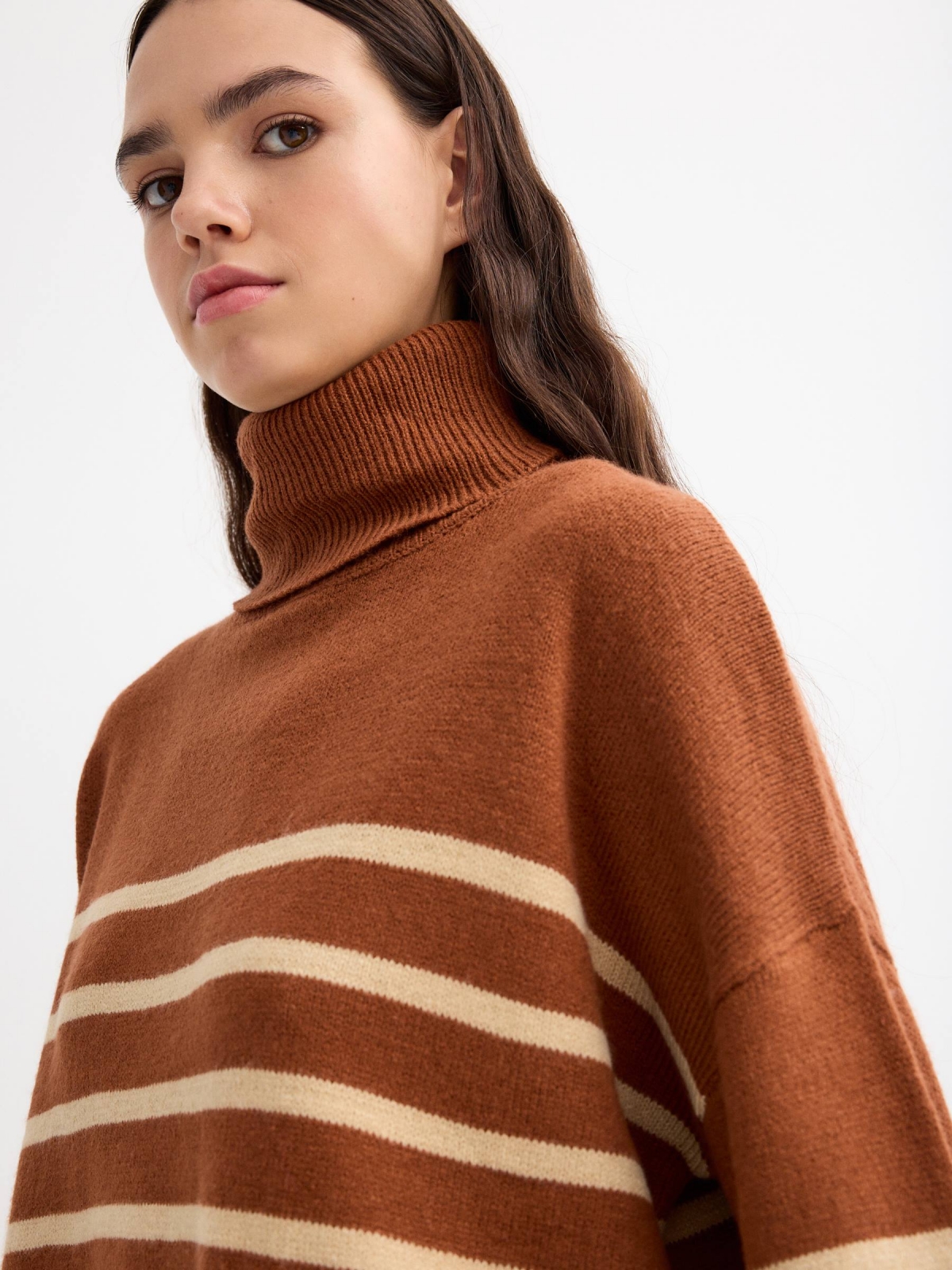 Turtleneck crop sweater brown detail view