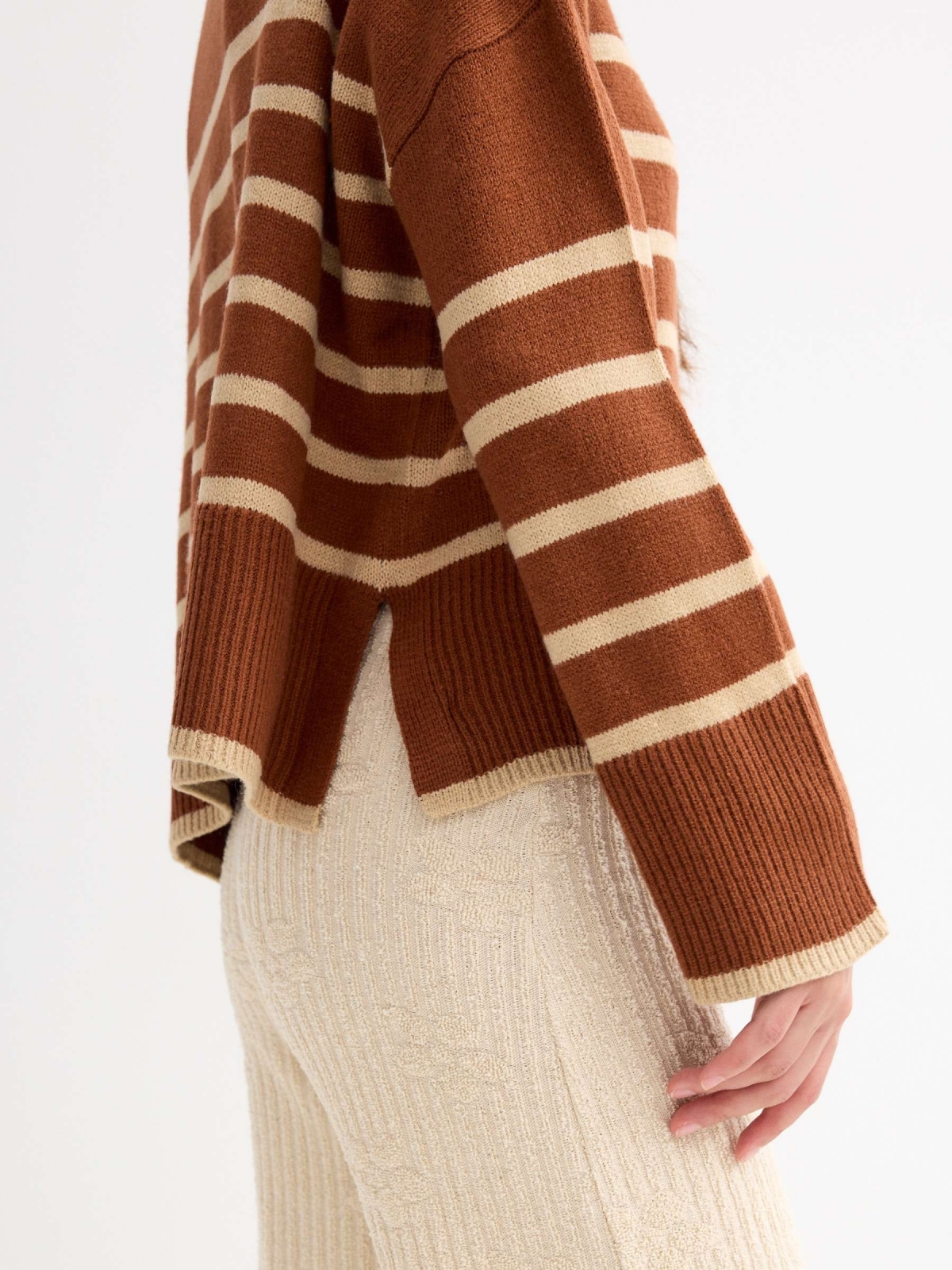 Turtleneck crop sweater brown detail view