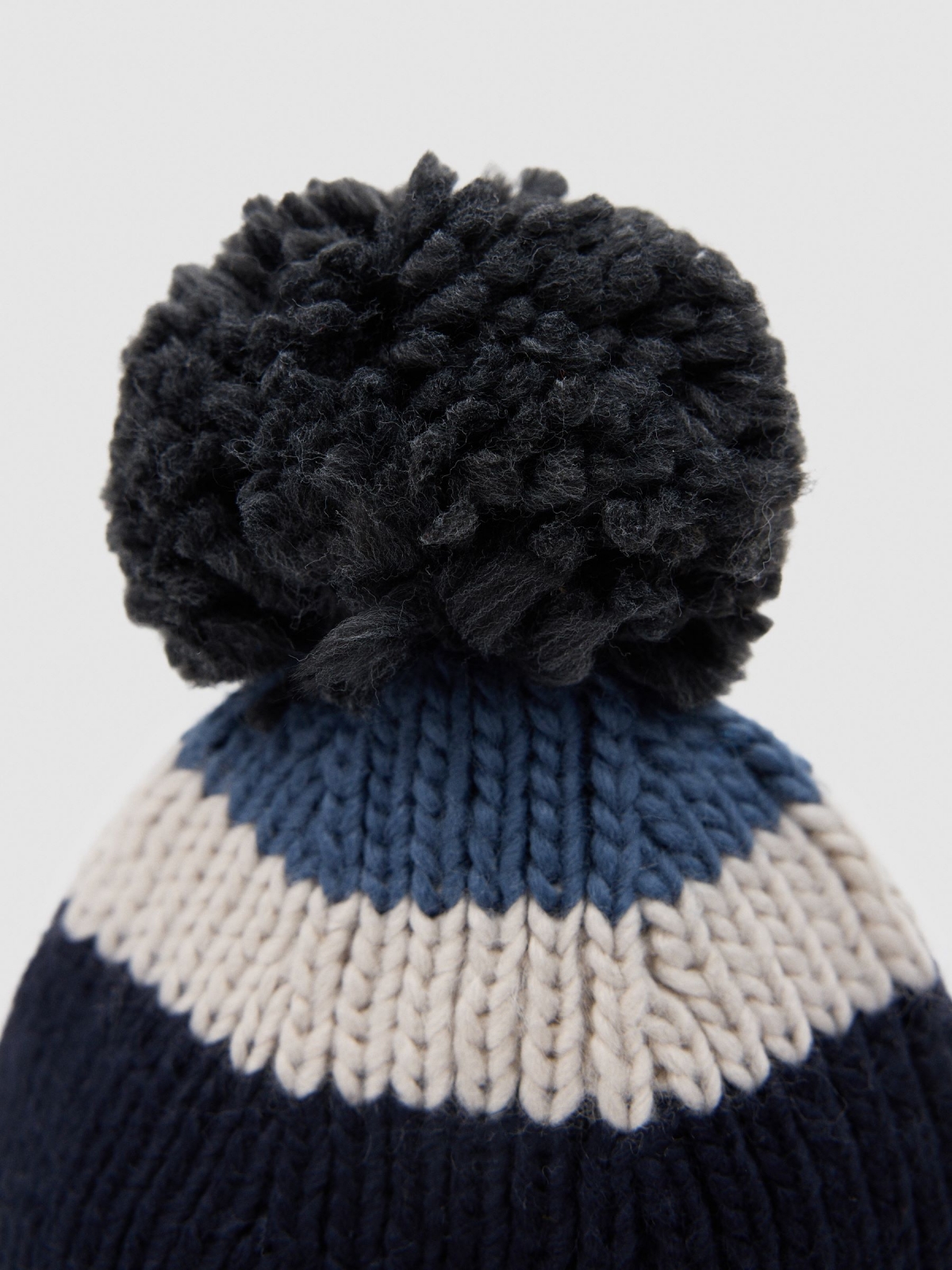 Men's hat with pompom blue detail view