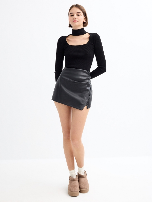 Skort em pele envernizada com franzidos preto vista geral frontal