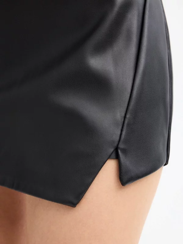 Skort polipiel con frunce negro vista detalle