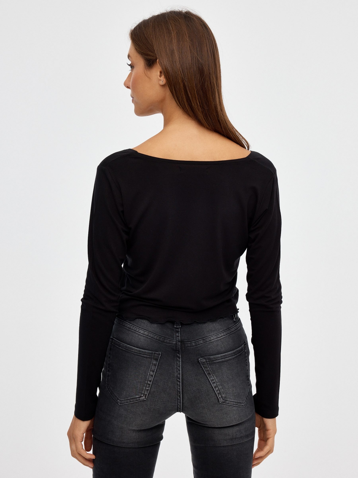 Crop top com fivela preto vista meia traseira