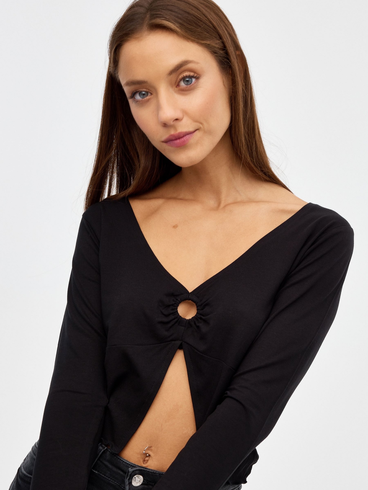 Crop top com fivela preto vista detalhe