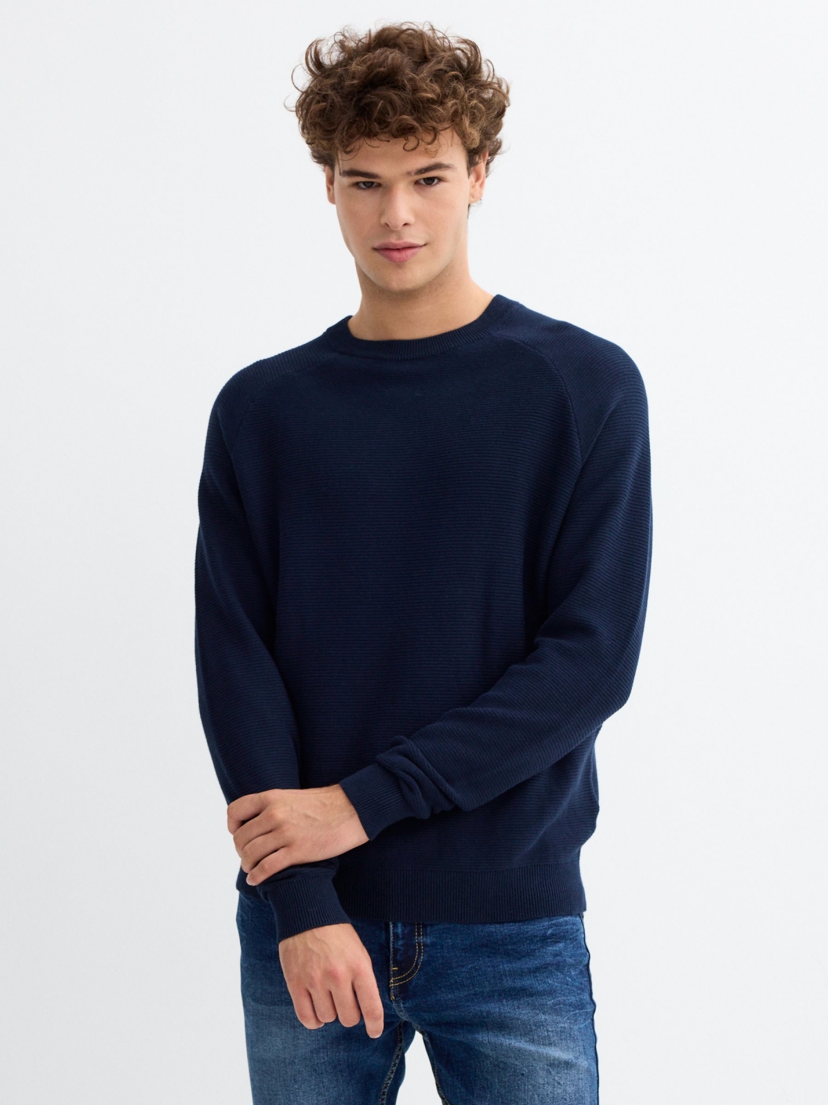 Camisola básica com nervuras azul marinho vista meia frontal