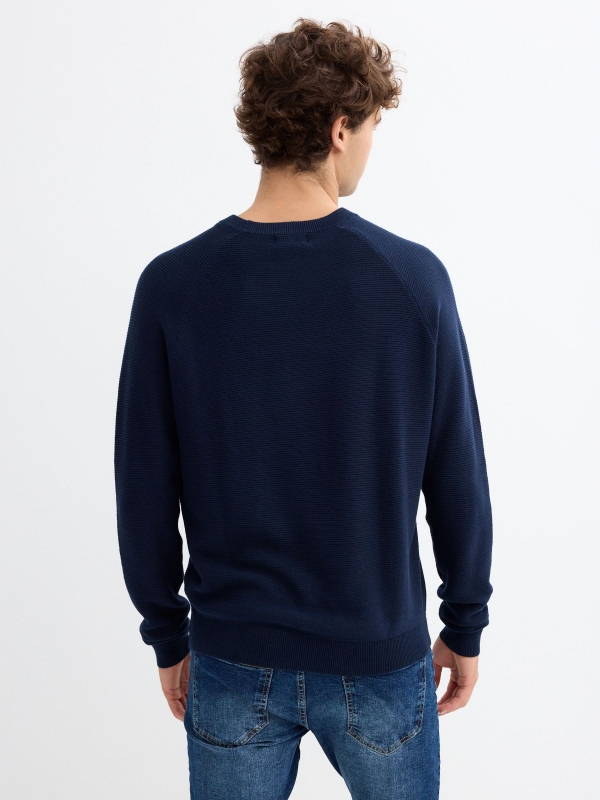 Camisola básica com nervuras azul marinho vista meia traseira