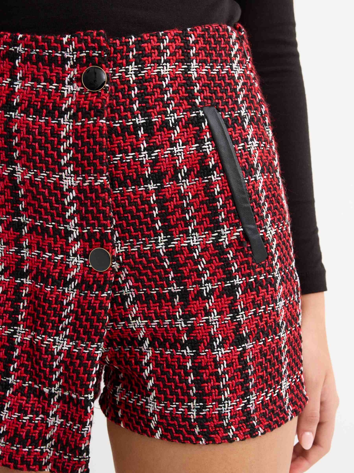 Calção de tweed com botões vermelho vista detalhe