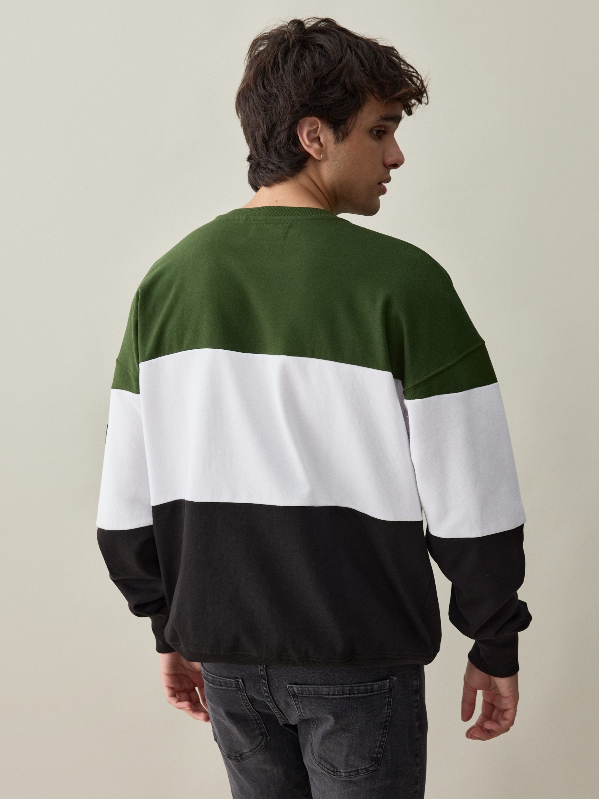 Sudadera color block verde negro vista media trasera