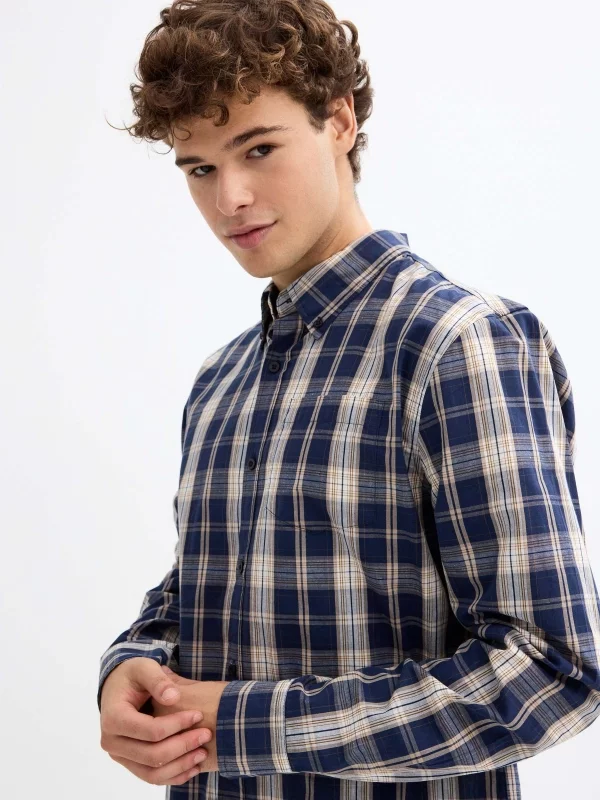 Camisa xadrez com bolso azul vista detalhe