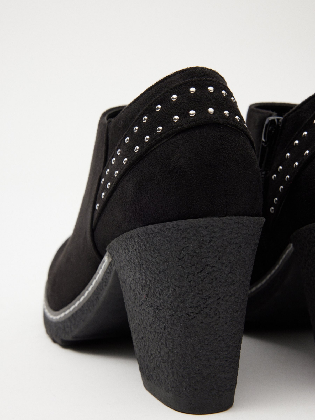 Botins com tachas e salto largo vista detalhe