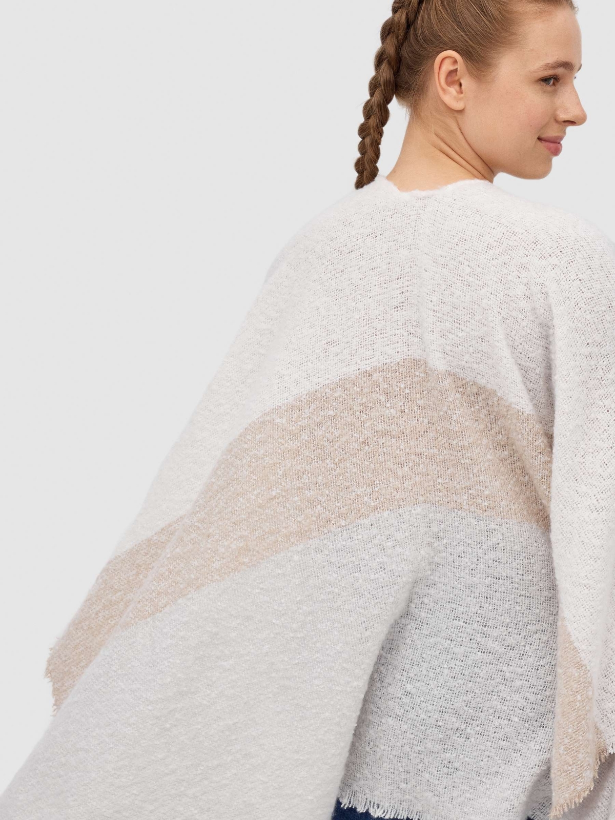 Cachecol poncho em bloco bege vista detalhe