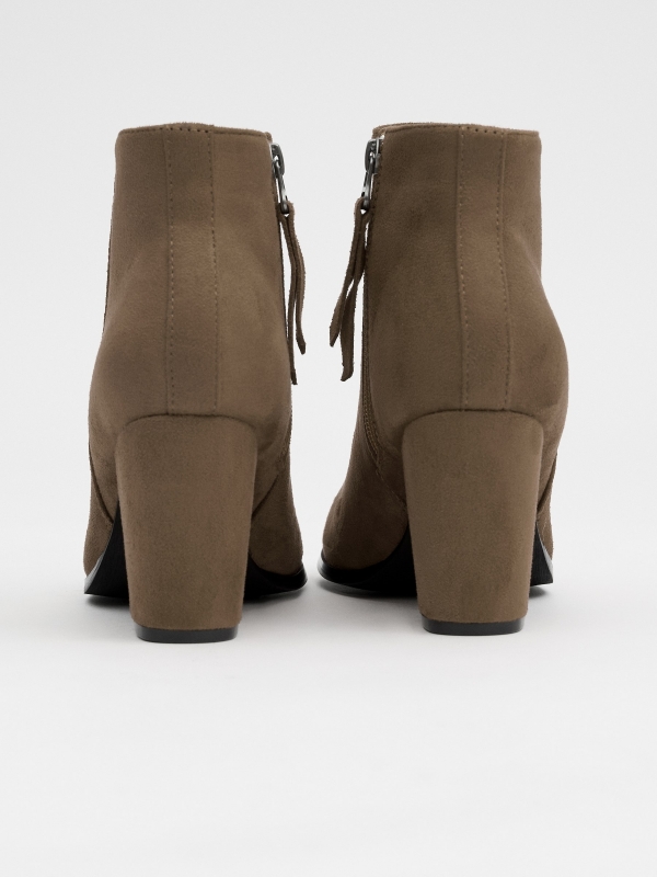 Botins marrom com salto bege vista detalhe