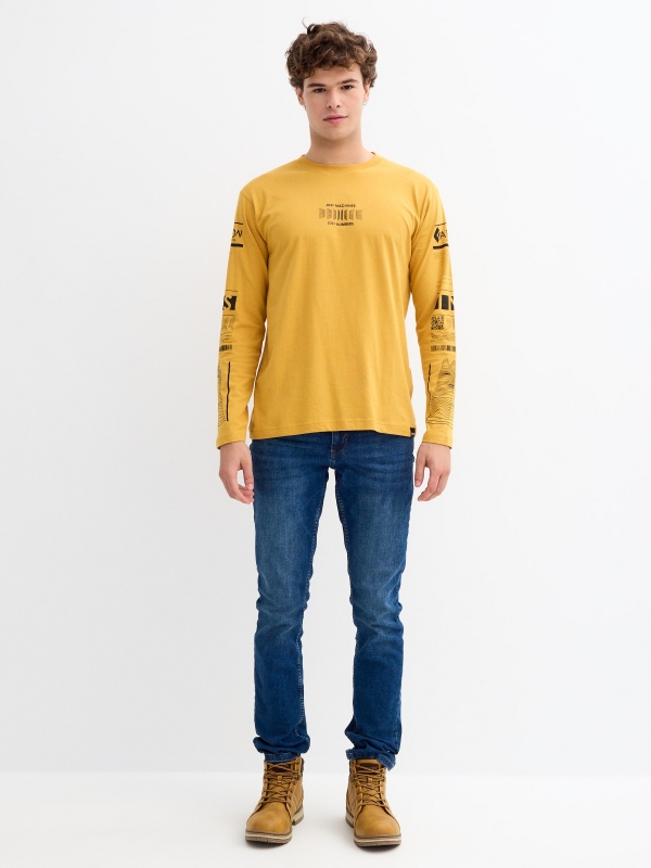 T-shirt com estampado Cyber nas mangas ocre vista geral frontal