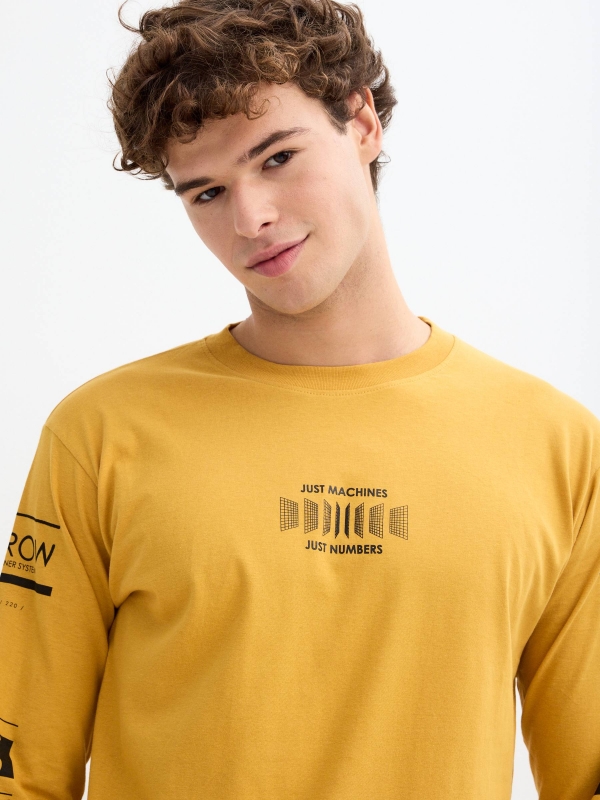 T-shirt com estampado Cyber nas mangas ocre vista detalhe