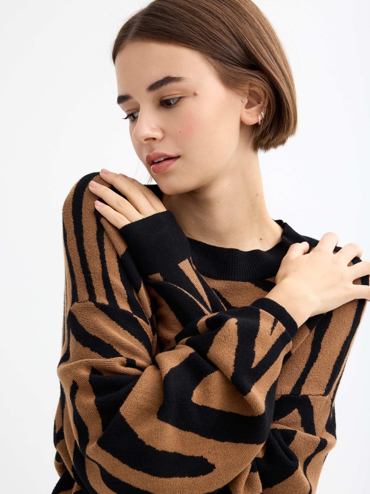 Animal print jacquard sweater brown detail view